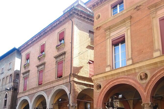 Bologna : a walk into history - Meeting at Via dell’Indipendenza and getting the timing right