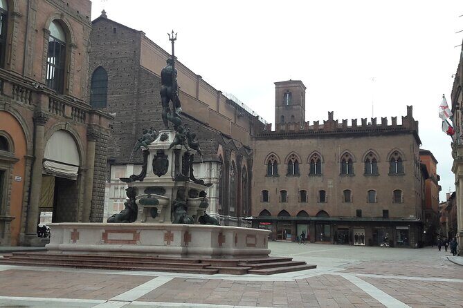 Bologna : a walk into history - San Petronio Basilica: Petronius, patronage, and art you can actually follow
