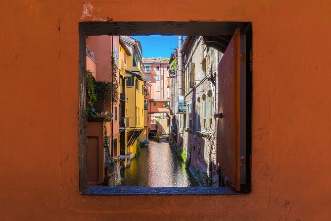 Bologna: City Walk with Audio Guide in 7 Languages on your Phone - Piazza Maggiore: your warm-up stories in Bologna’s front room