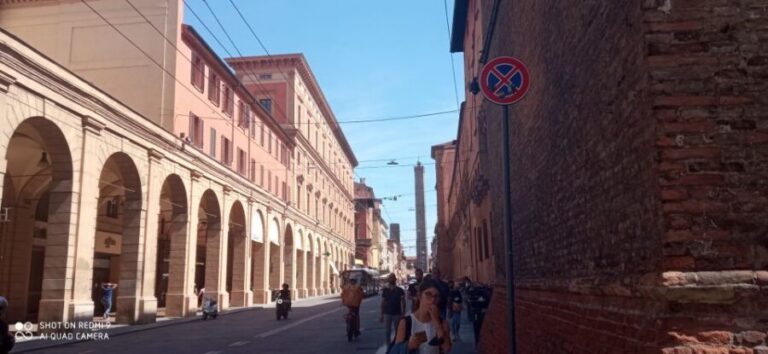 Bologna: Guided Walking Tour - Neptune Square: a quick reset with a famous fountain