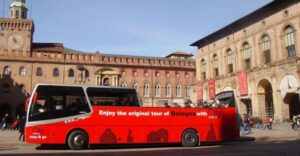 Bologna: Open Bus City Tour and Local Food Tasting - Meeting at Neptune fountain and getting on smoothly