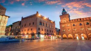Bologna: Panoramic Bike Tour - Piazza Maggiore and the “wow” cluster you can’t skip