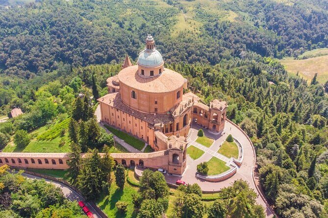 Bologna Walking Tour with Audio and Written Guide - Meet at the Two Towers, then set up your phone right