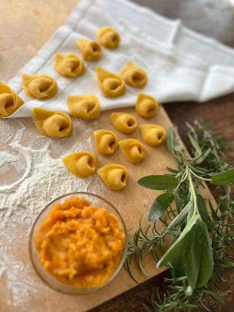 Felsina Culinaria - The Bolognese Cooking Class - A real home setting: welcome drink, then cooking with calm momentum