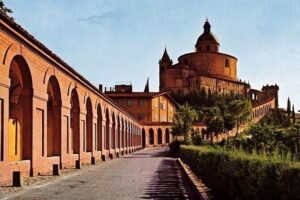 Porticoes of Bologna and Basilica San Luca Guided tour - Starting at Piazza del Nettuno and Getting Moving