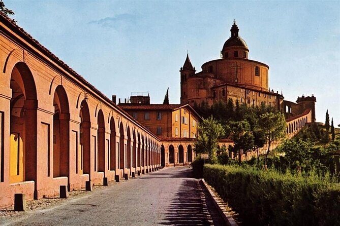 Porticoes of Bologna and Basilica San Luca Guided tour - Starting at Piazza del Nettuno and Getting Moving