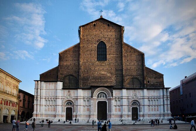 Private Bologna Food & Market Tour with 6 Tastings & Wine - Start at Via Zamboni, finish at Piazza Santo Stefano